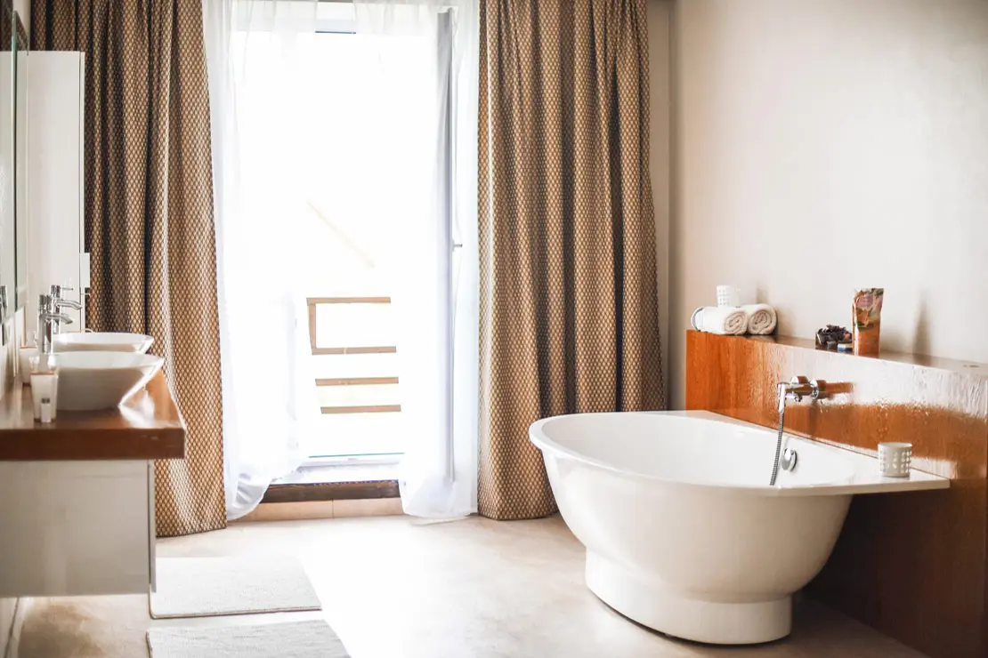 Salle de bain avec murs et sol en béton ciré beige de Villeneuve-sur-Lot